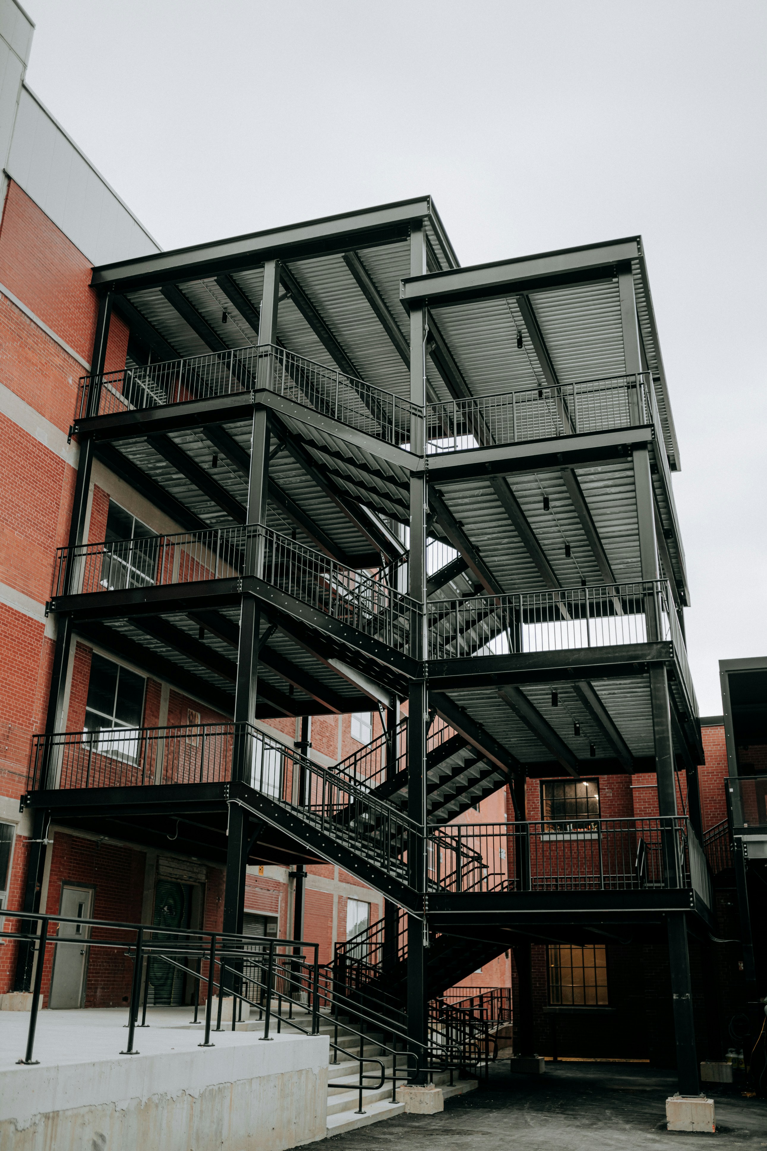 Un bâtiment avec un escalier photo – Photo Gris Gratuite sur Unsplash
