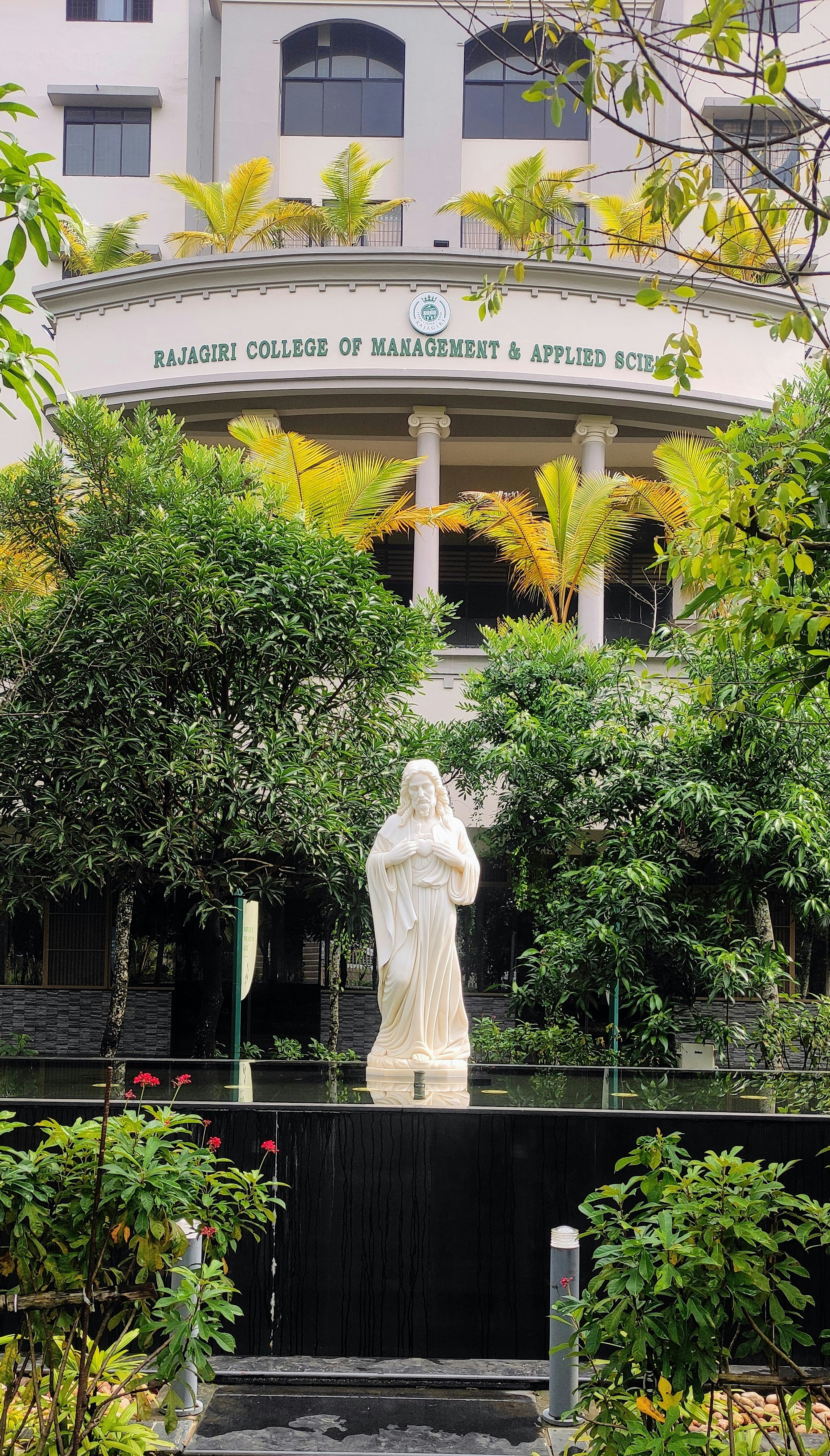 रामकृष्ण मिशन रेजीडेंशियल कॉलेज, नारेंद्रपुर: पाठ्यक्रम, शुल्क एवं परिसर की जानकारी