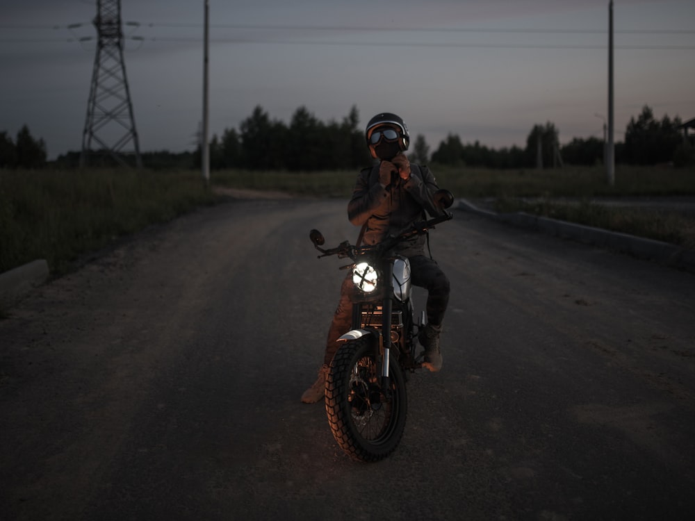 Un uomo su una motocicletta