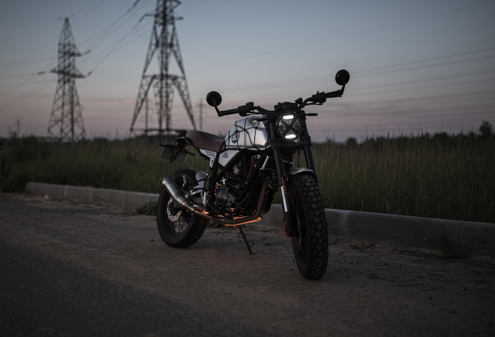 uma motocicleta estacionada em uma estrada