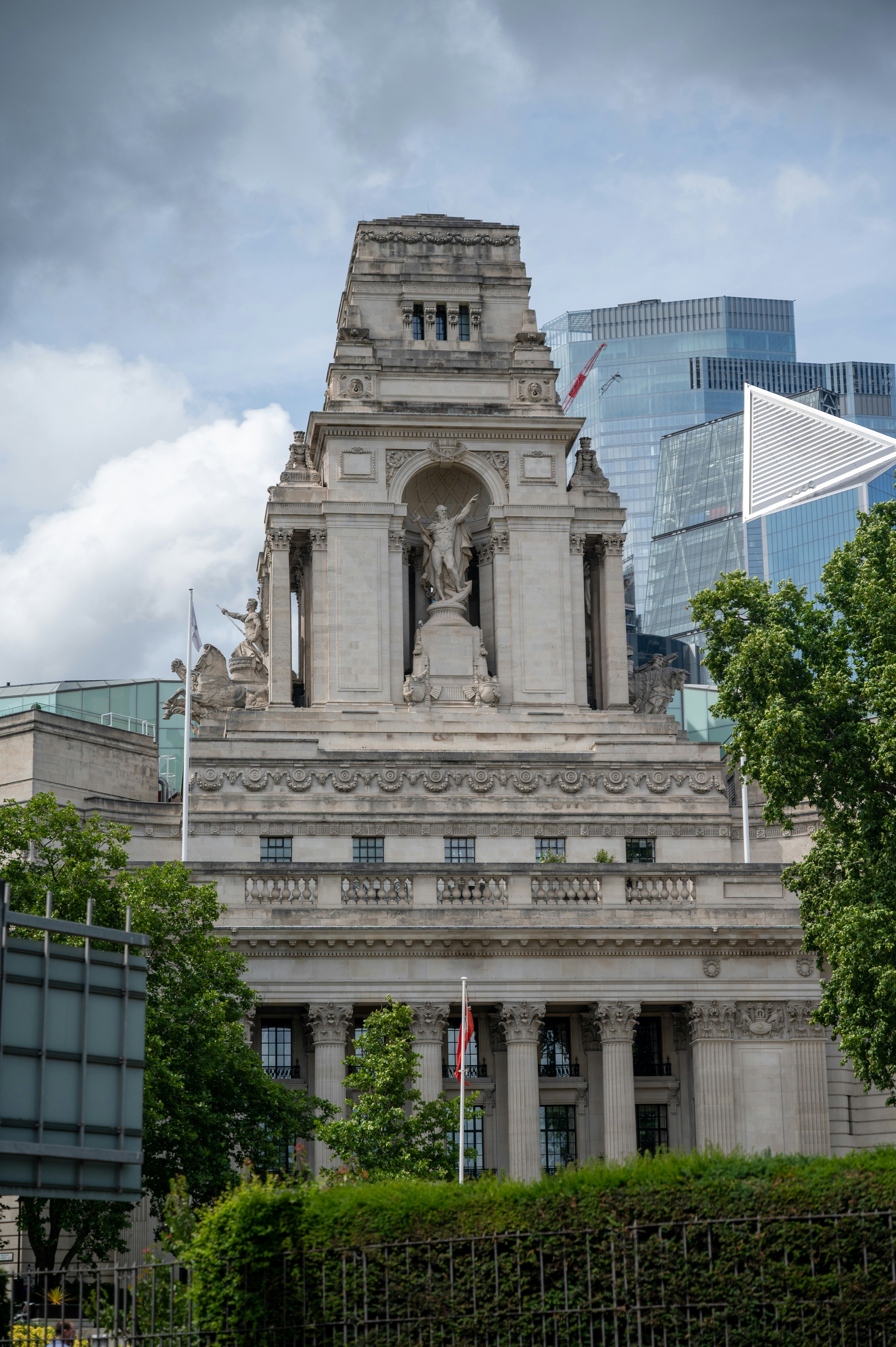 Un edificio de piedra con una estatua en la parte superior