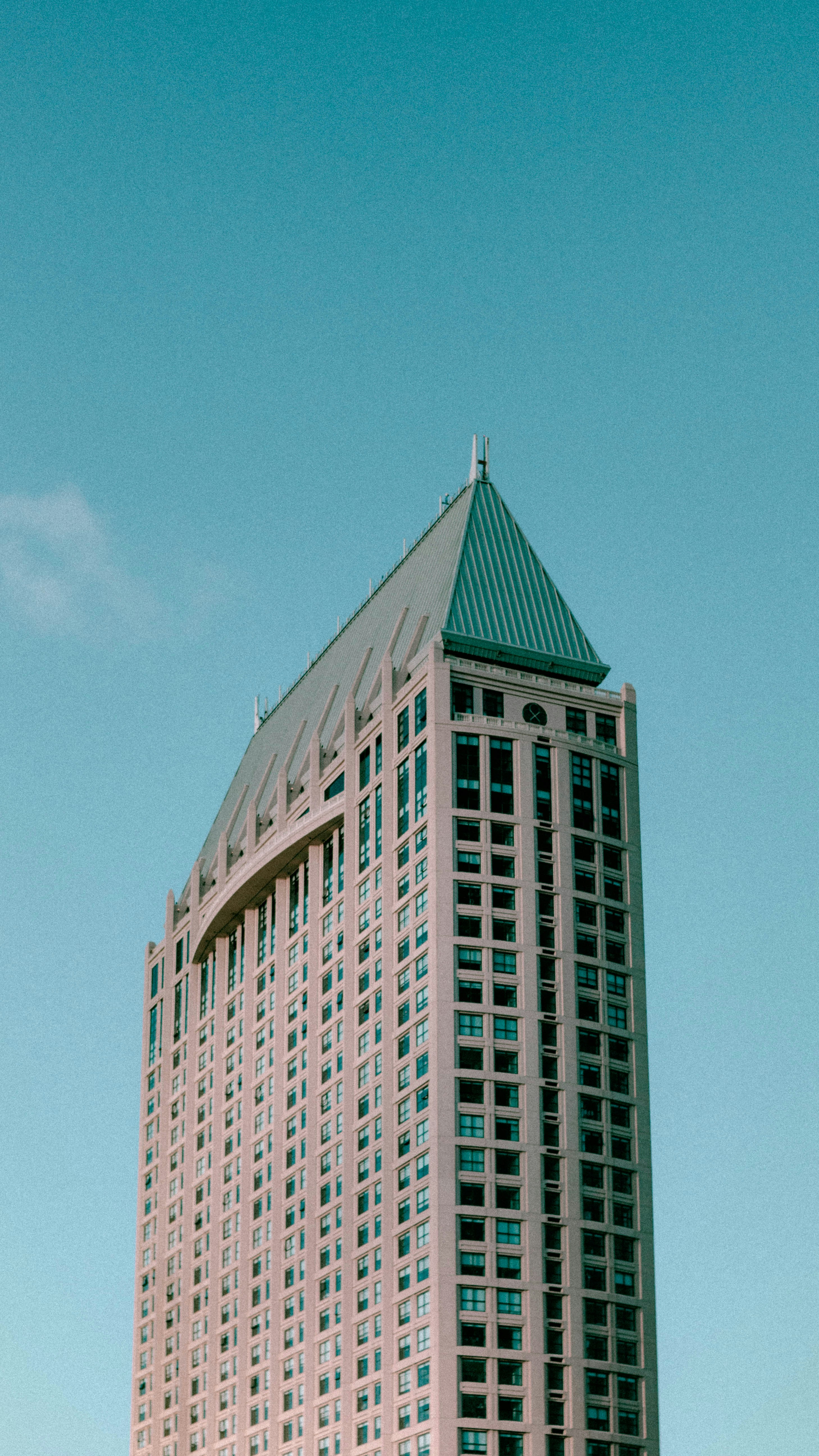 Un grand bâtiment au toit vert