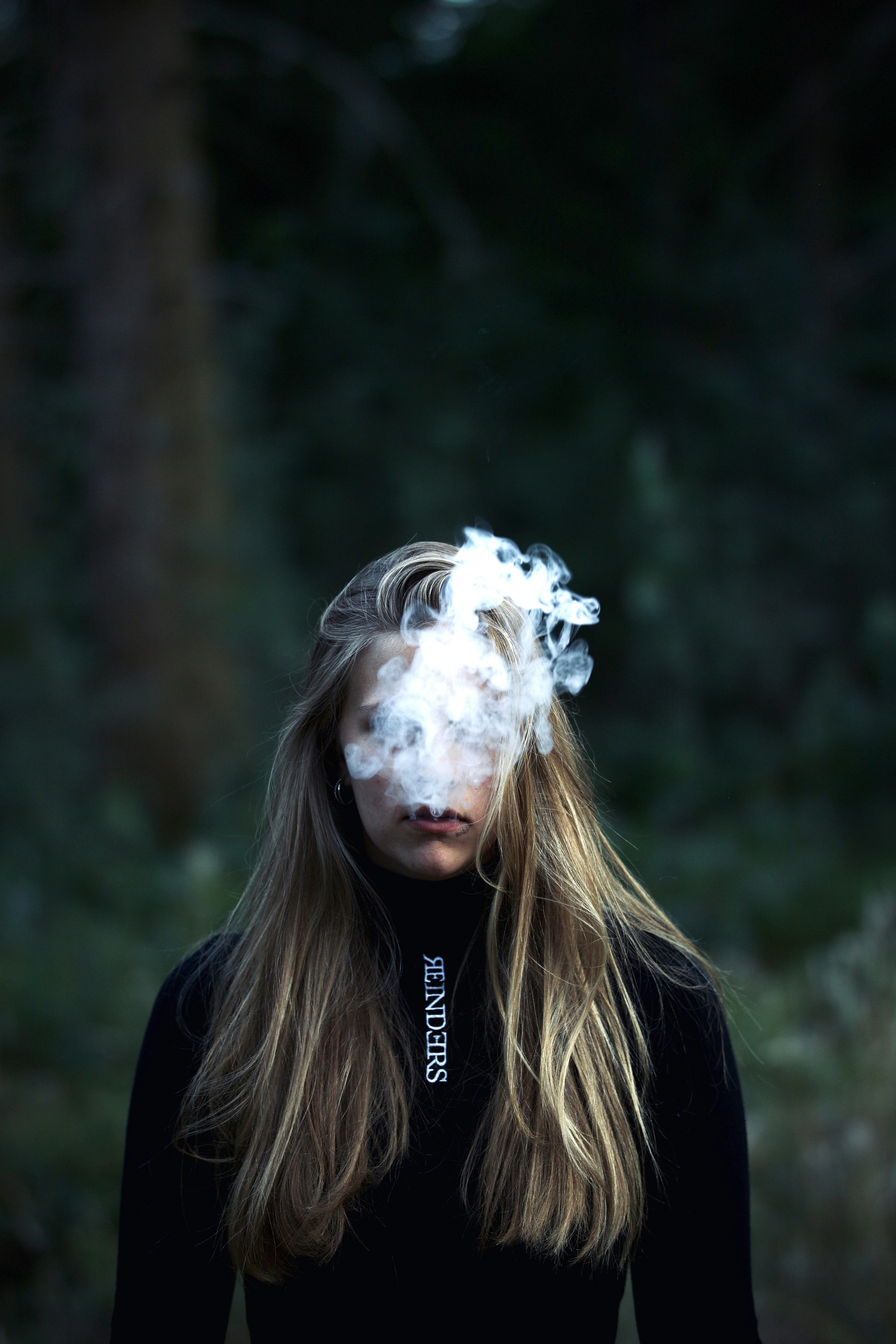 eine Person mit einer Maske
