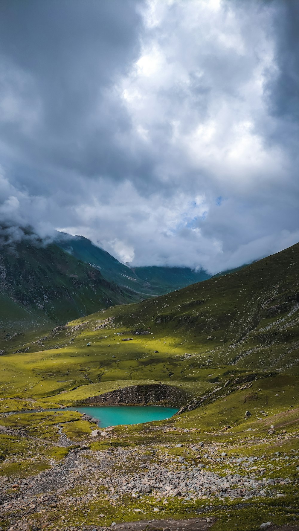 um lago em um vale