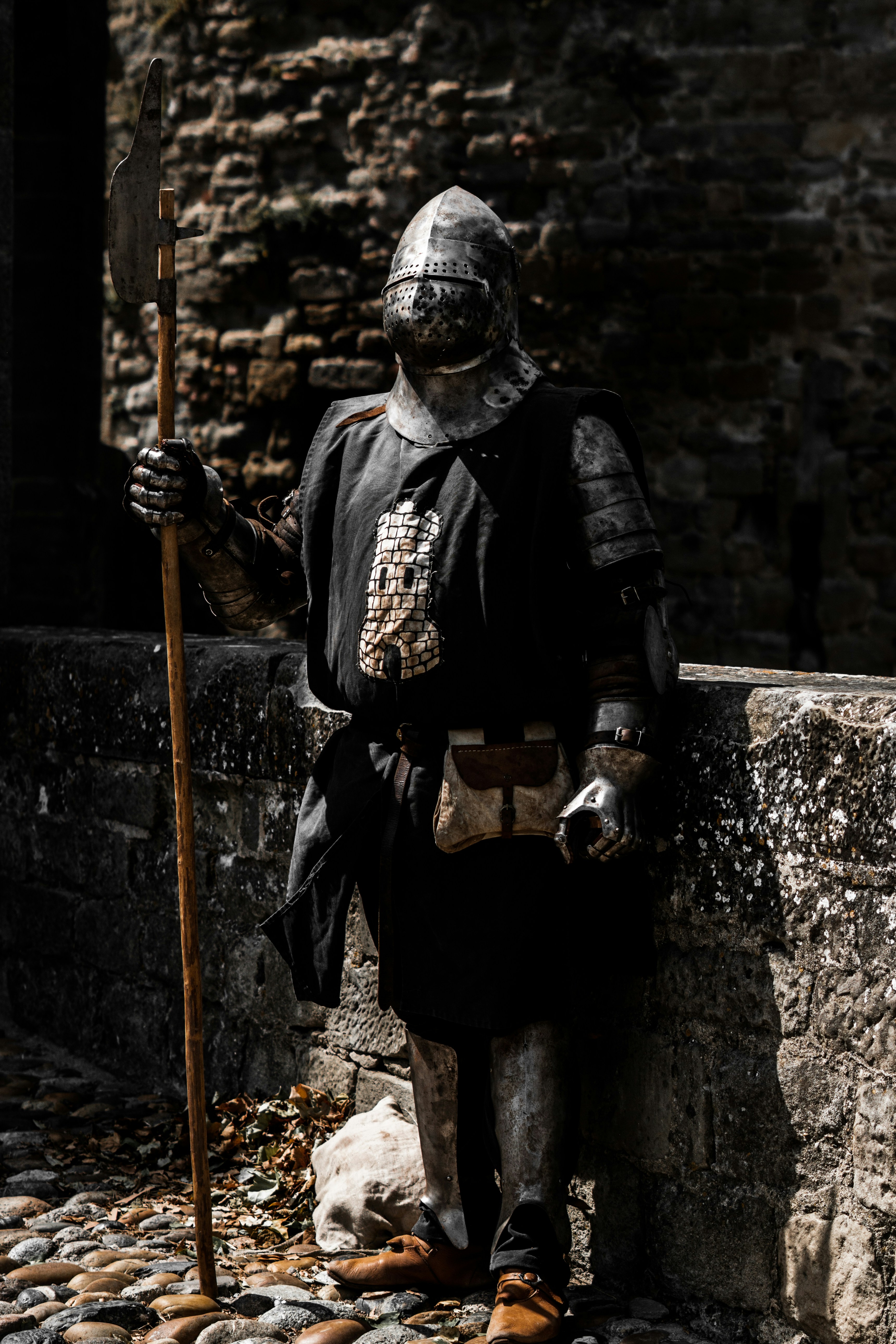 una persona in un indumento che tiene un bastone