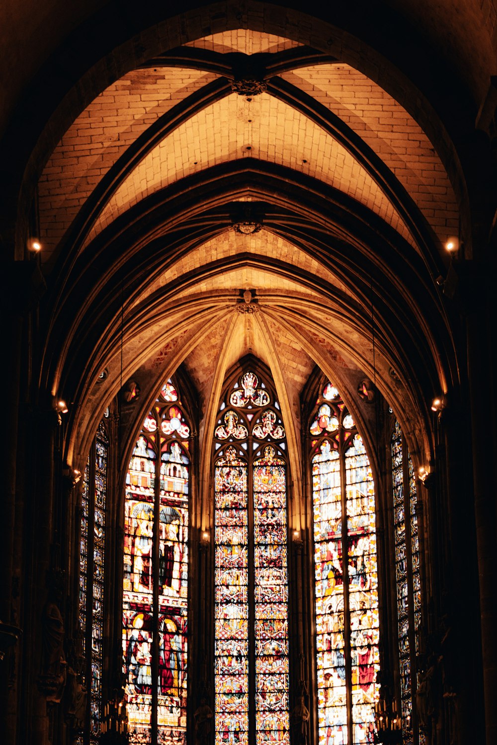un grand vitrail avec Sainte-Chapelle en arrière-plan