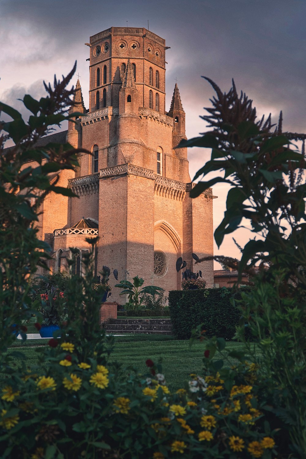 un'alta torre di mattoni