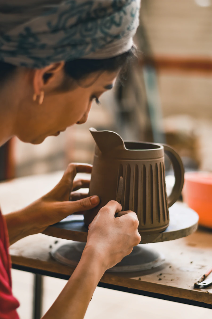 Verser le thé dans une tasse artisanale nōra