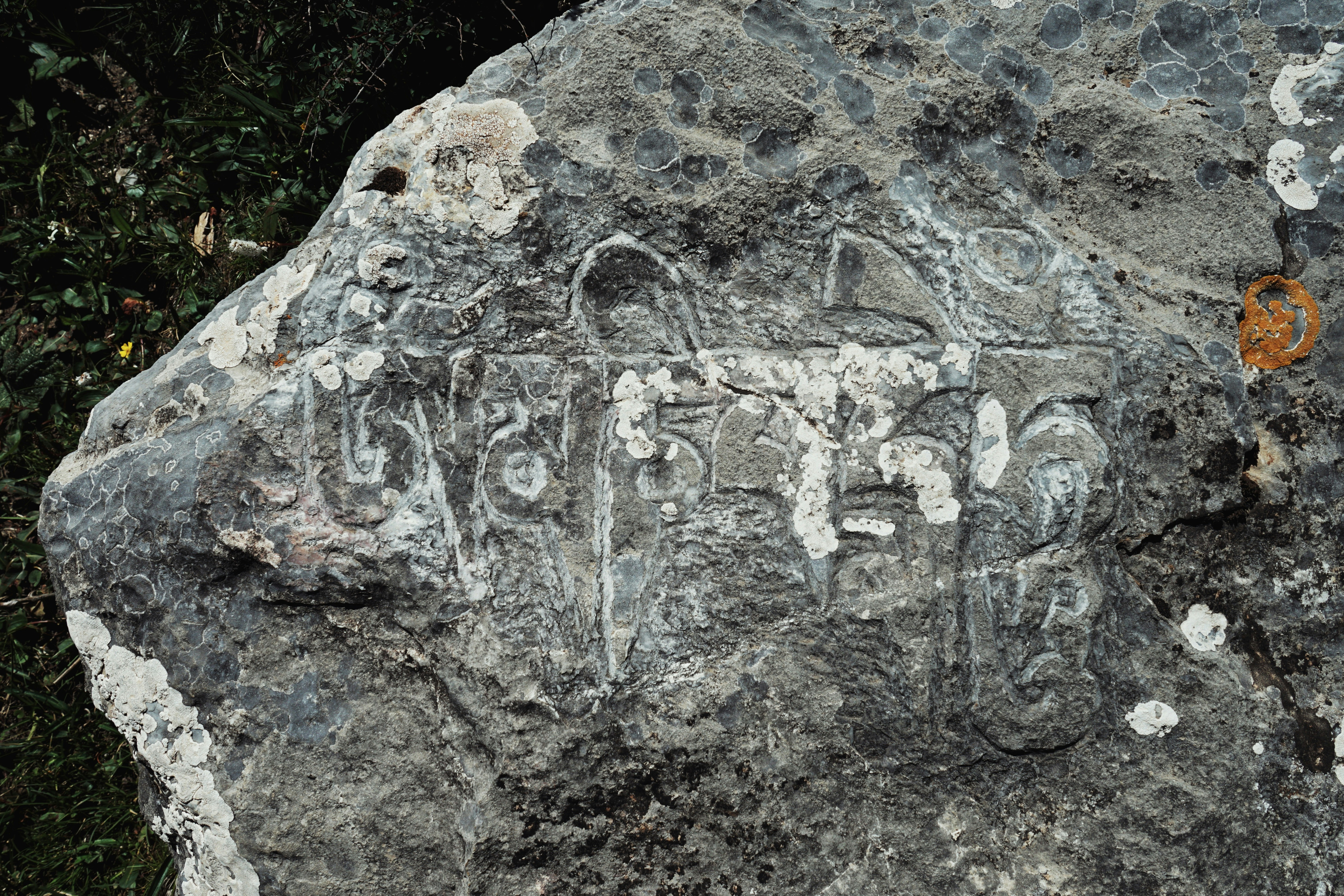 राजा भोज के शासनकाल की प्राचीन नक्काशी और शिलालेखों को दर्शाता एक काल्पनिक चित्र।