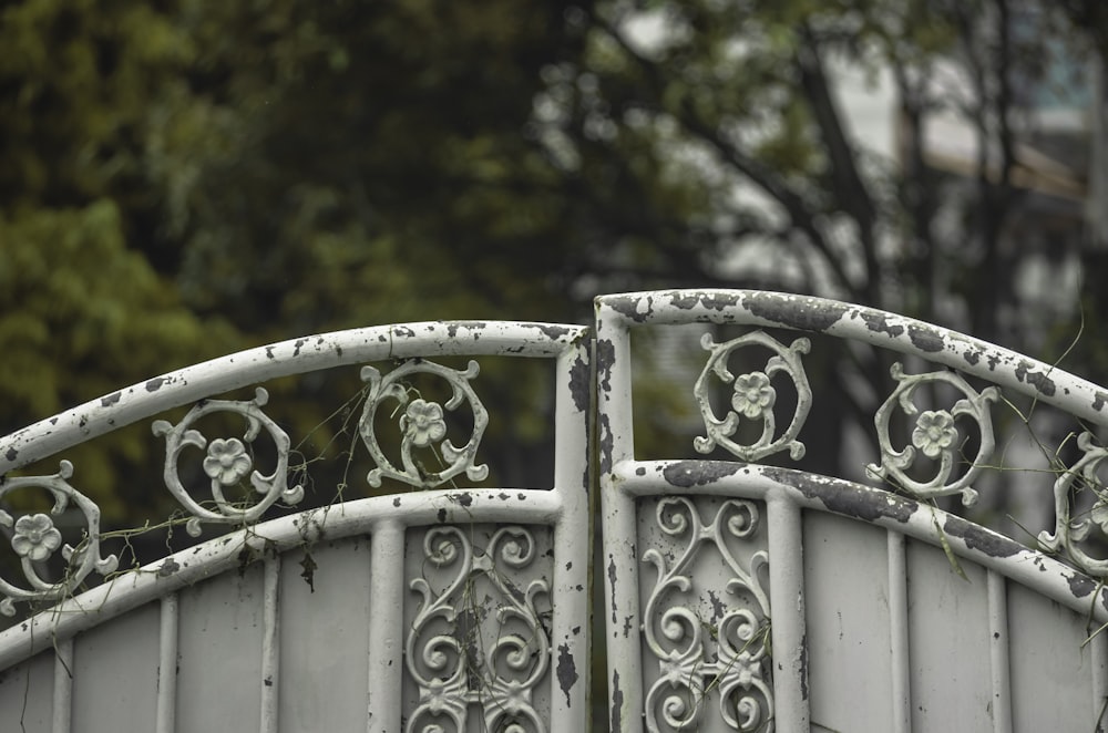 una recinzione bianca con un cancello di metallo