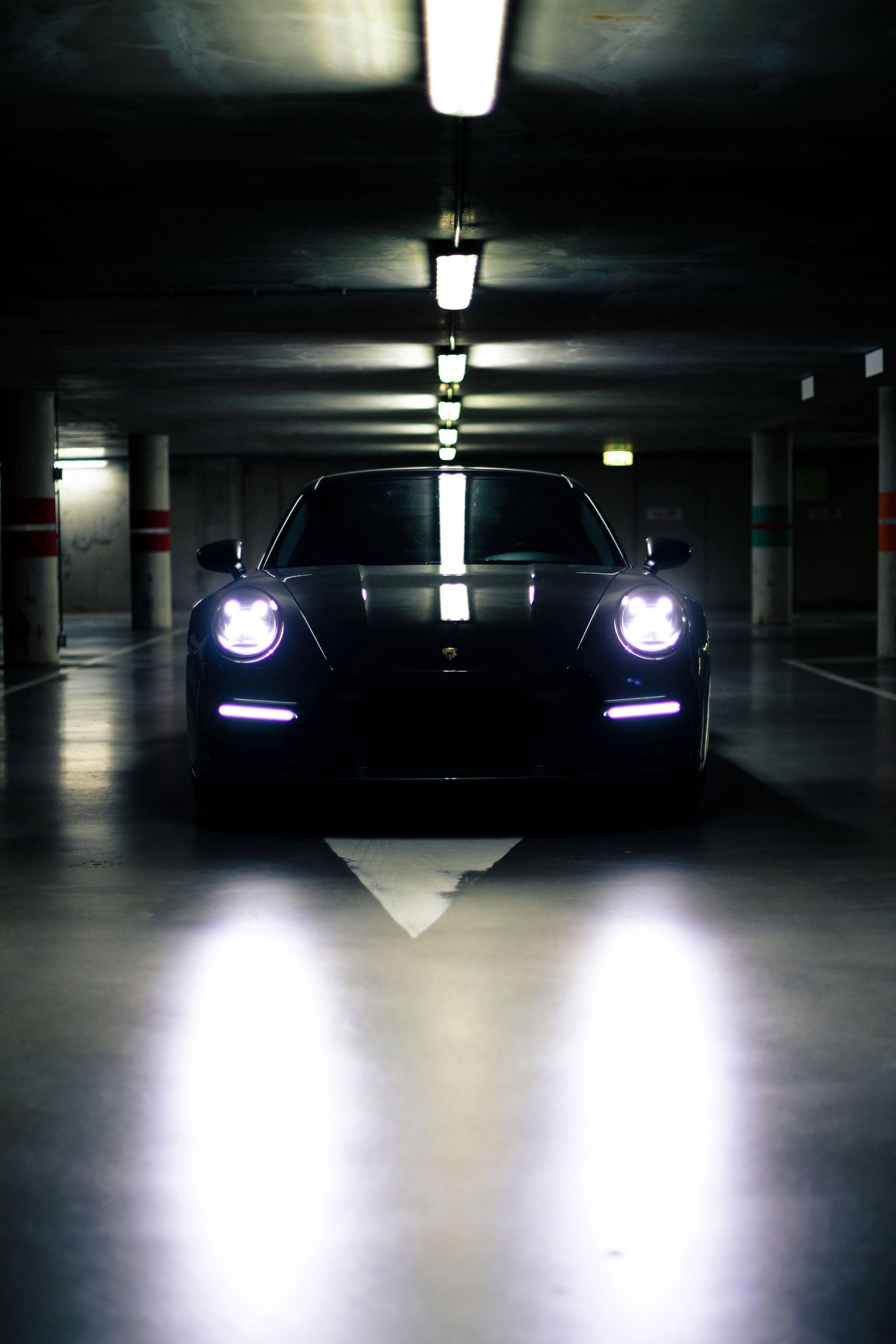 ヘッドライトが点灯している車