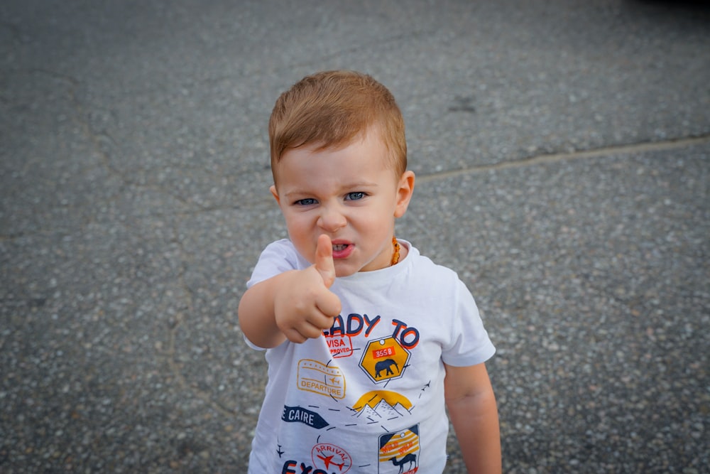 un bambino con il dito in bocca