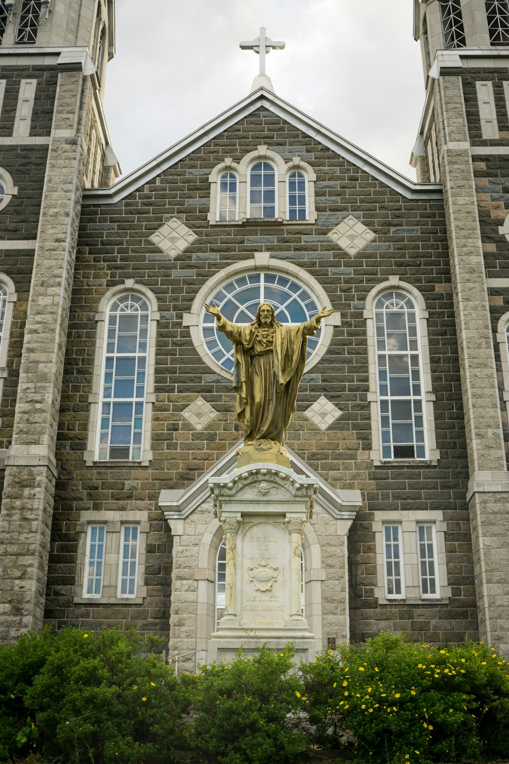 a statue in front of a building