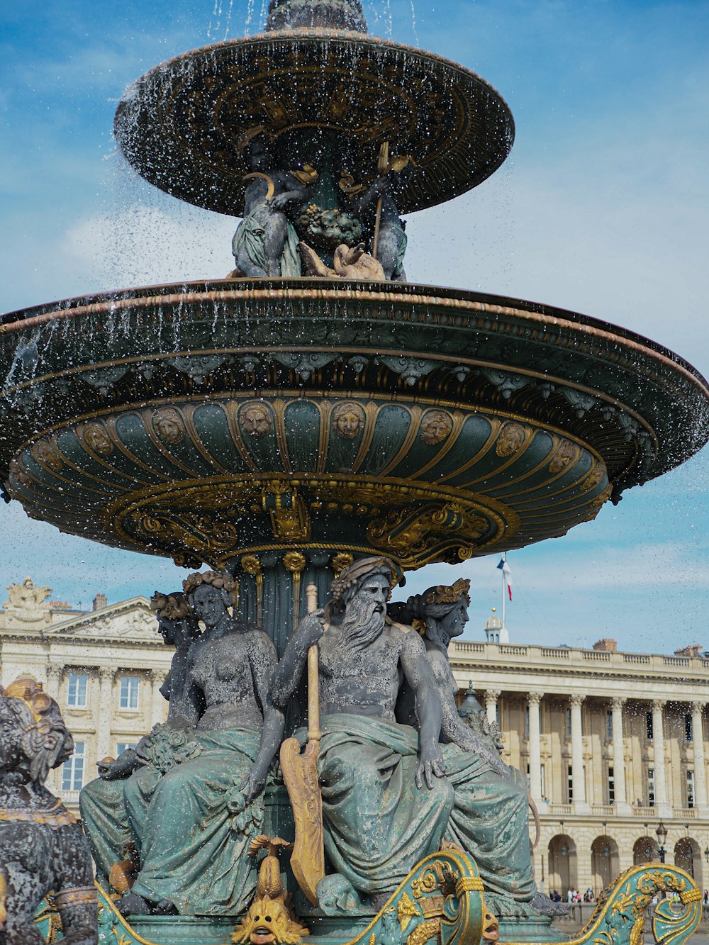 una fontana con statue di fronte a un edificio