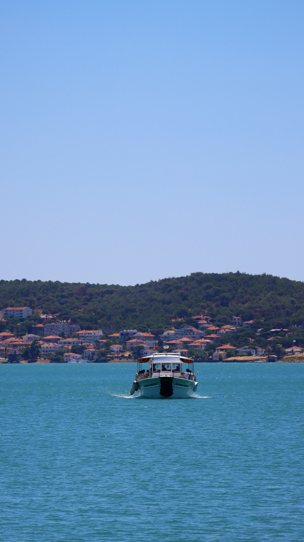 Un barco navegando en el agua