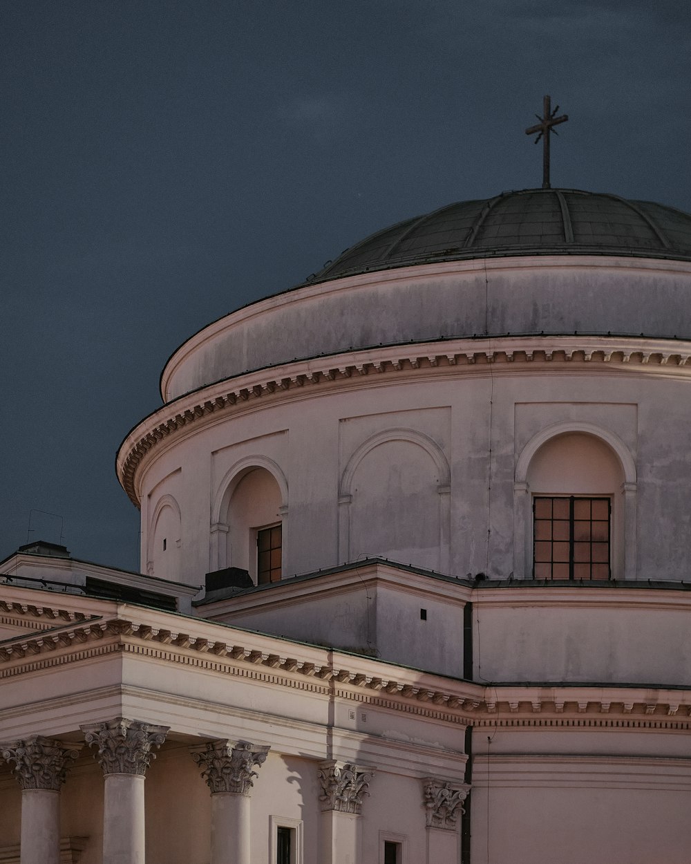 Ein Gebäude mit einem Kreuz auf der Spitze