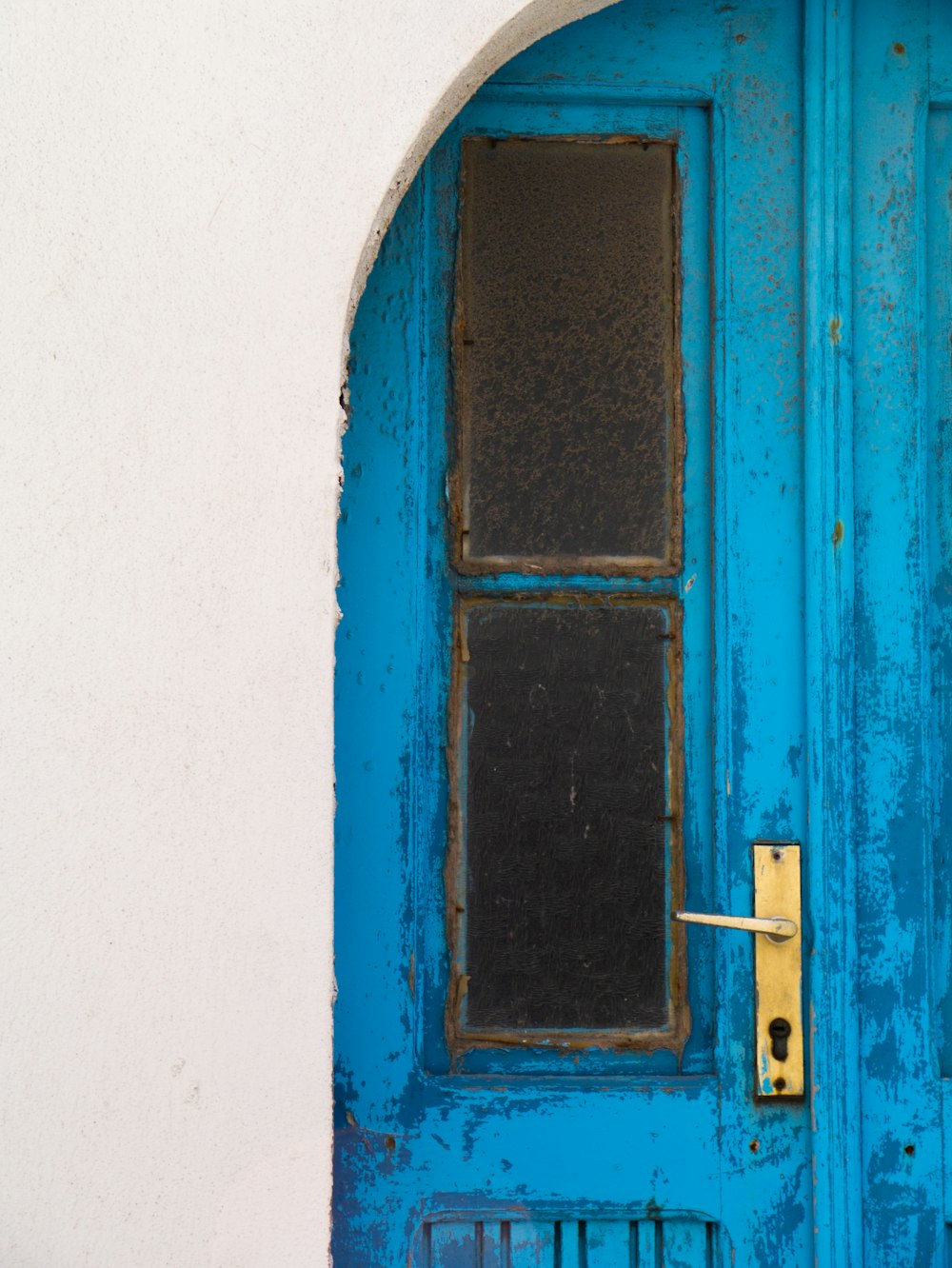 Une porte bleue avec une fenêtre