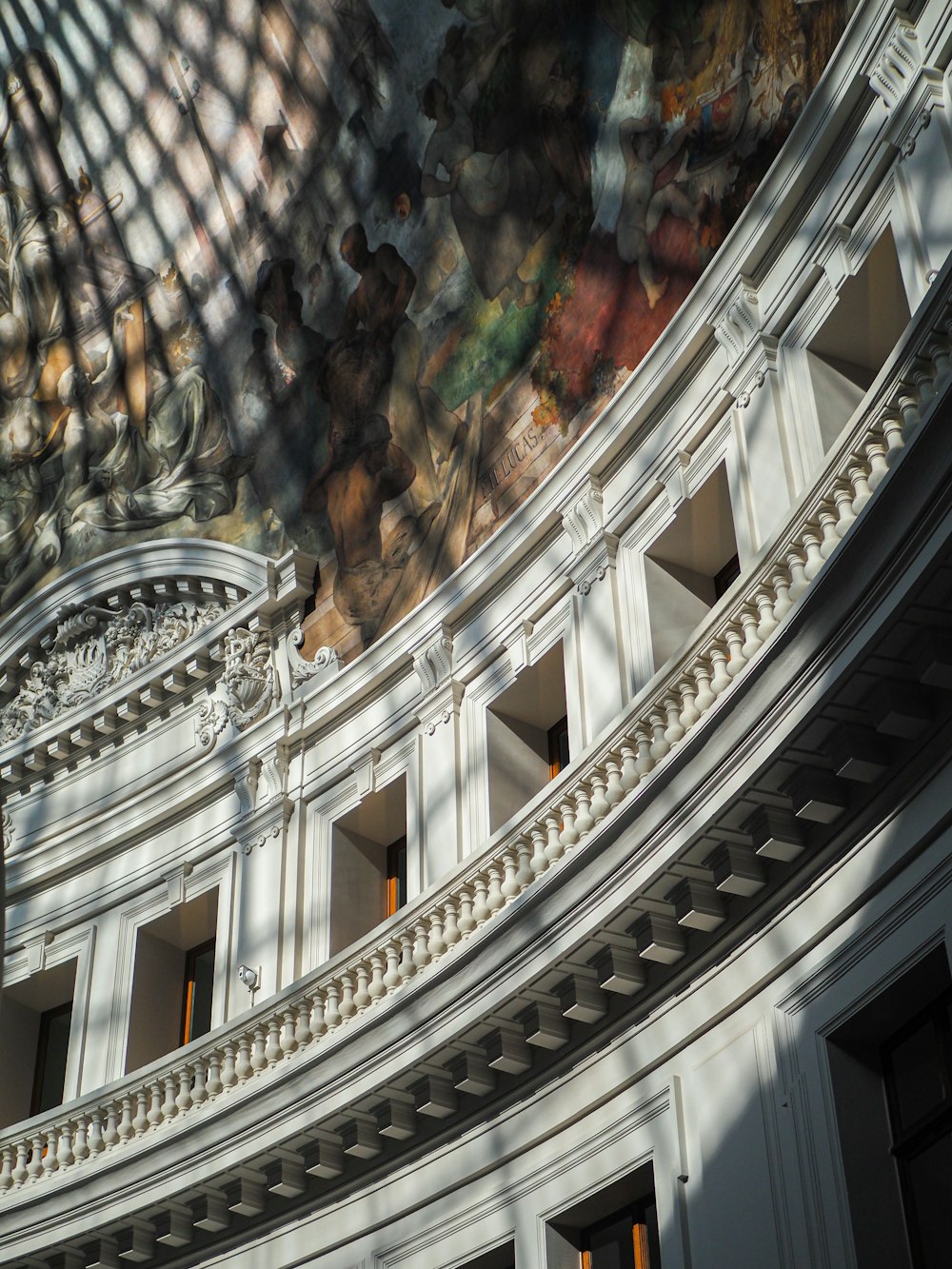 um edifício com um grande mural ao lado