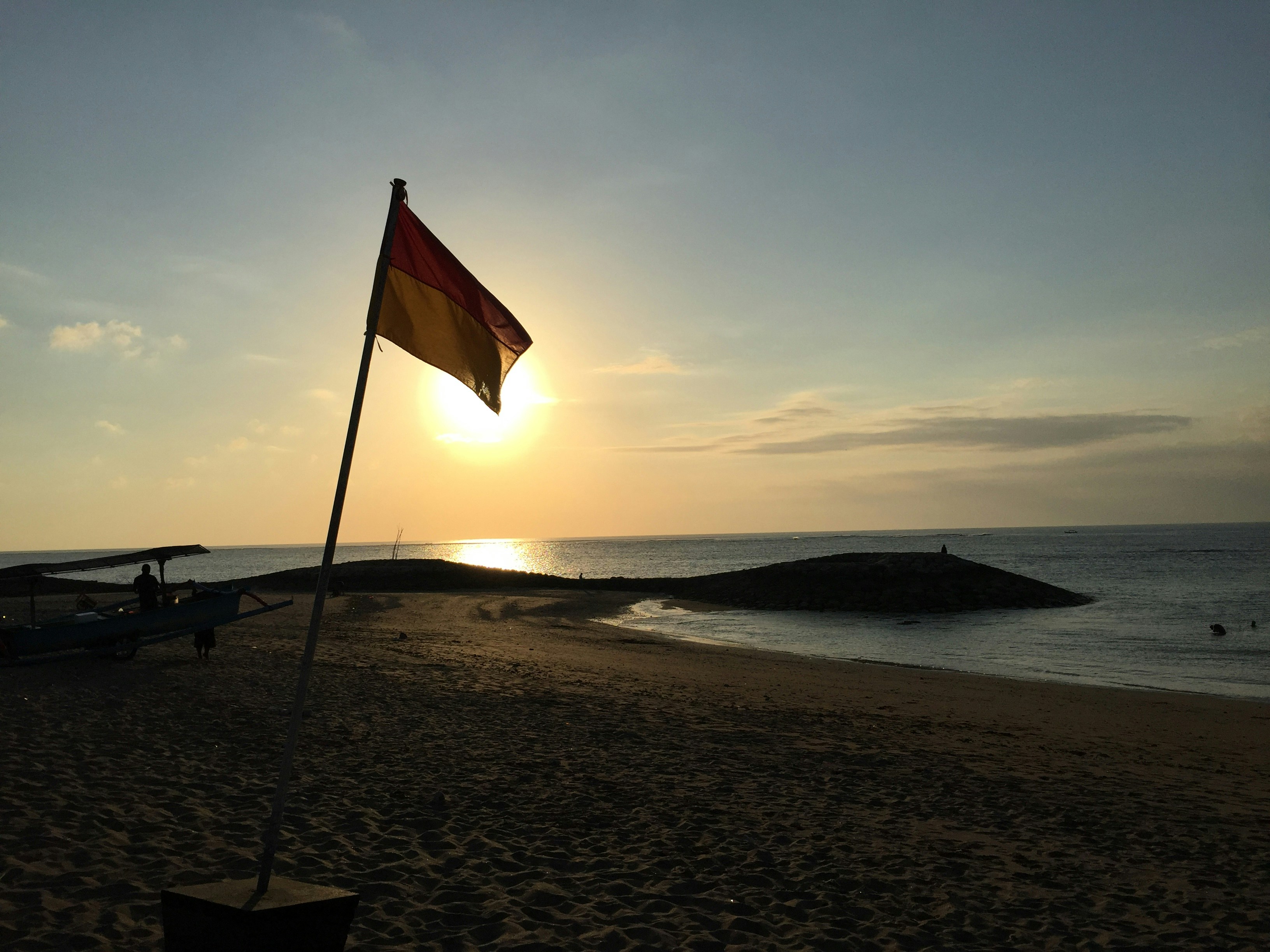 uma bandeira em uma praia