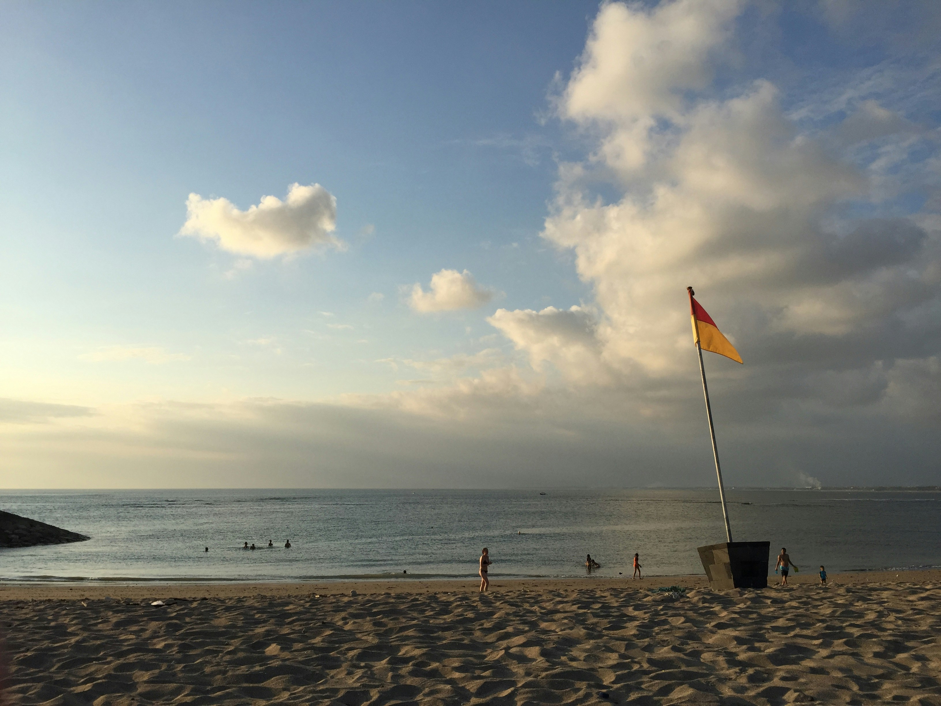 uma bandeira em uma praia