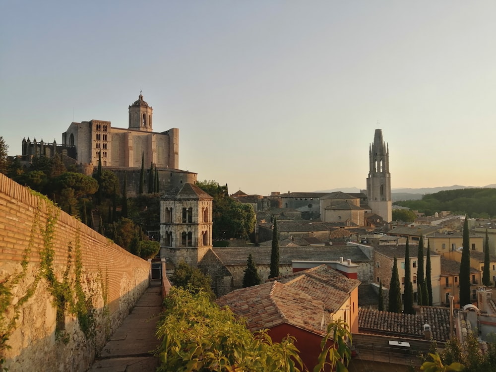 Una città con un muro di mattoni