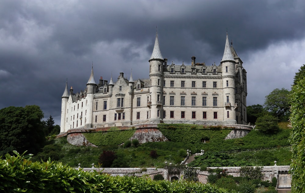 Un grand château avec de nombreuses fenêtres