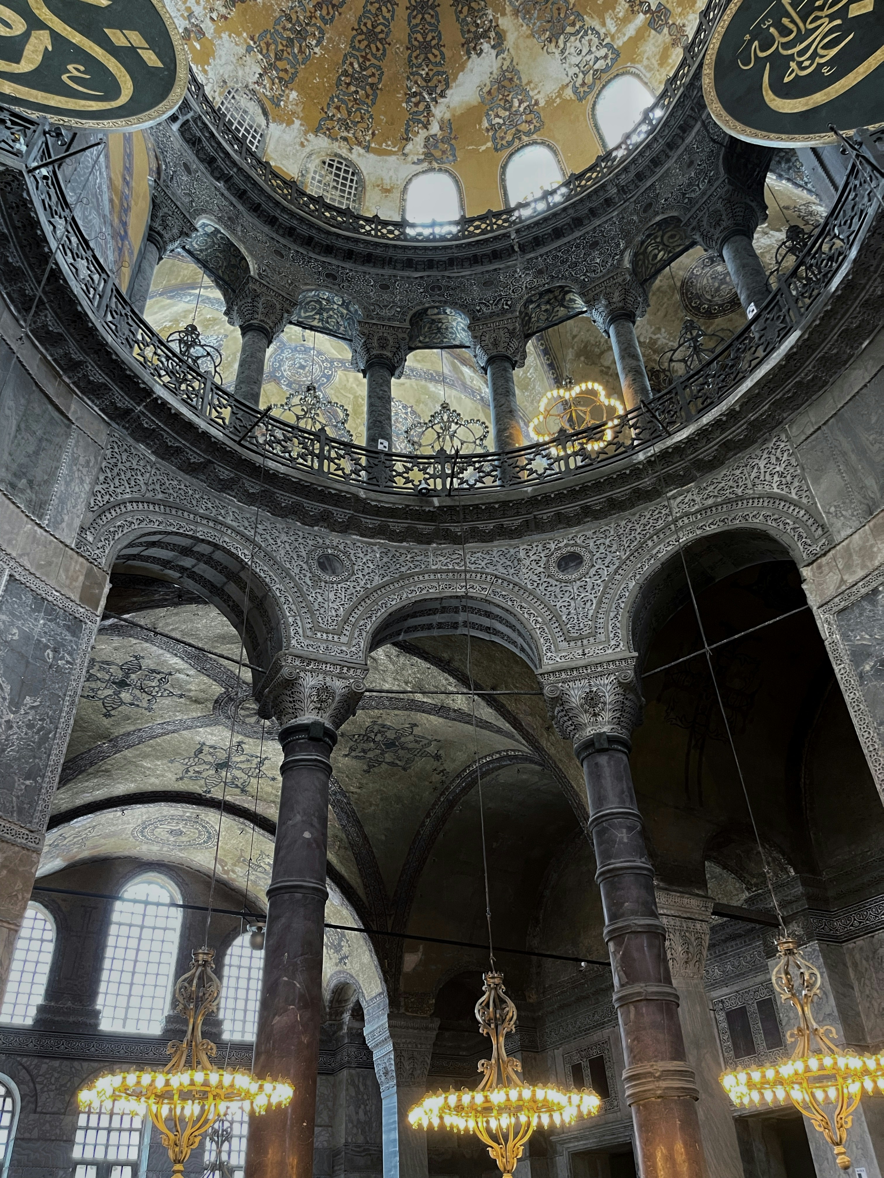 eine große reich verzierte Decke mit Statuen