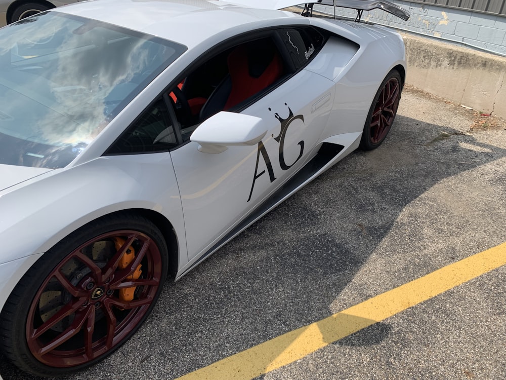 um carro branco com um design preto e vermelho na lateral