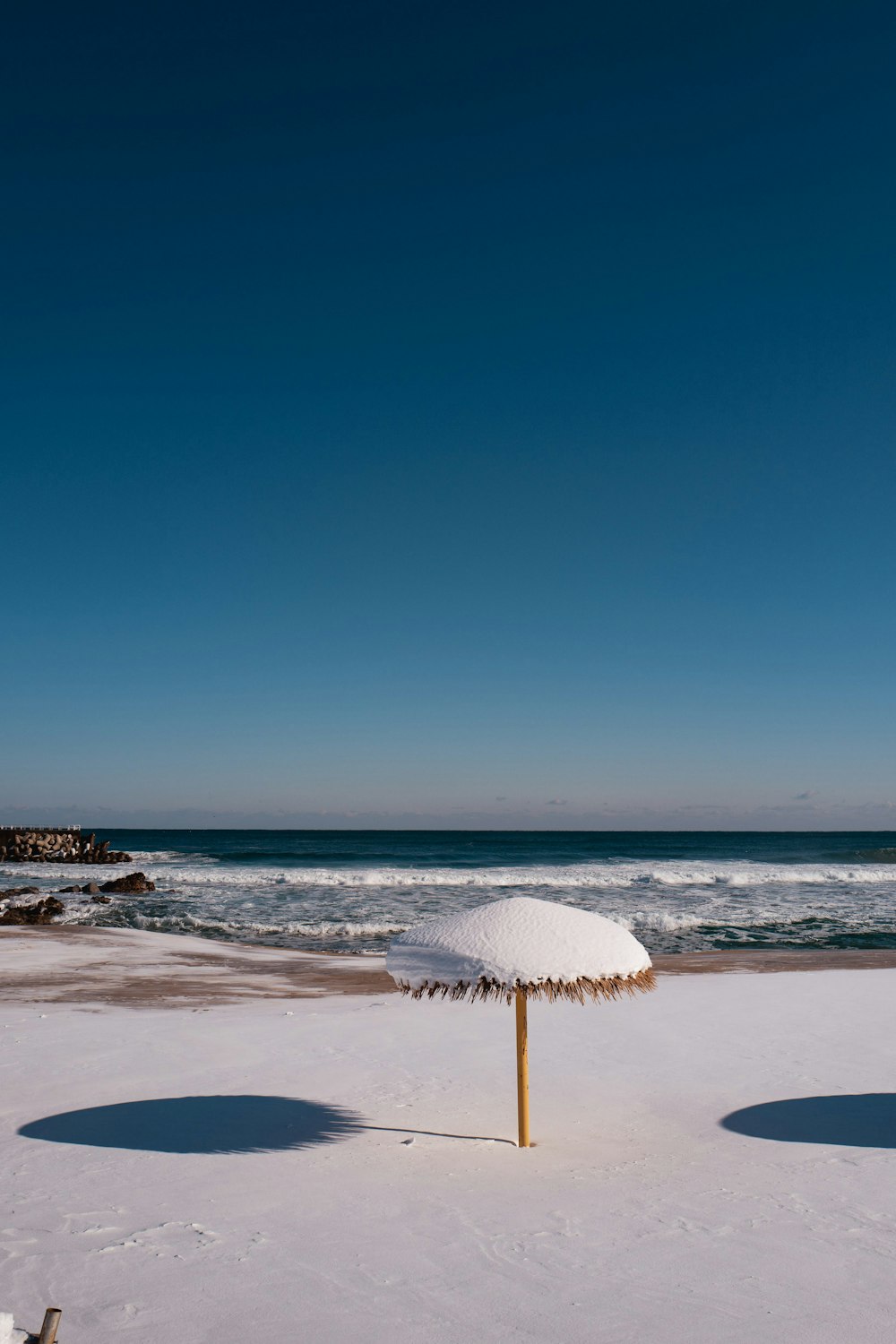 un parasol de paille sur une plage