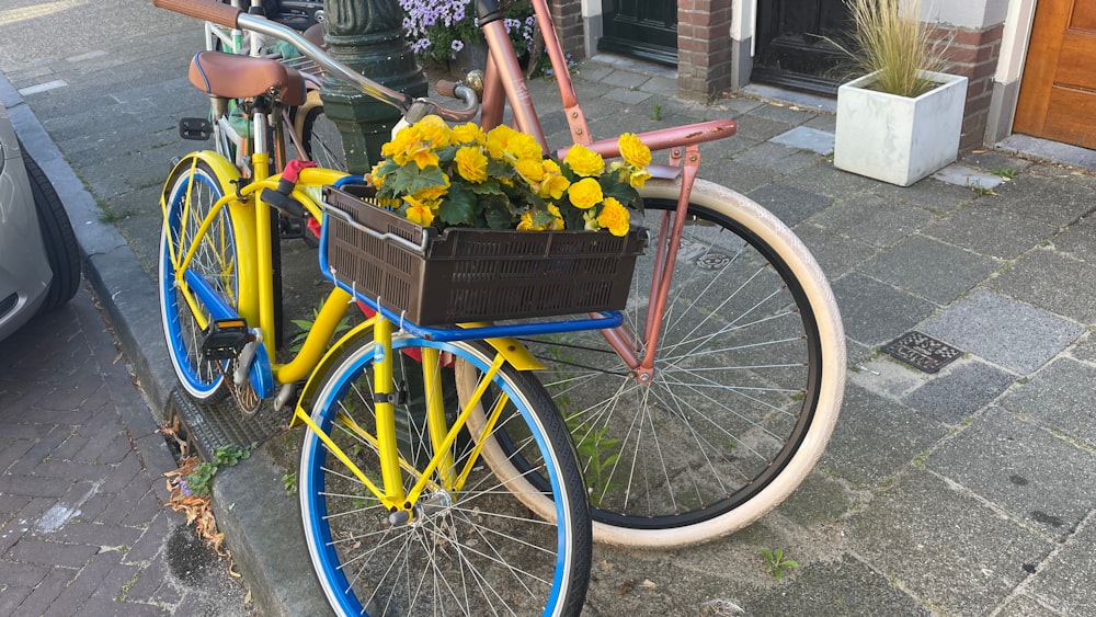 una bicicletta con fiori in un cesto