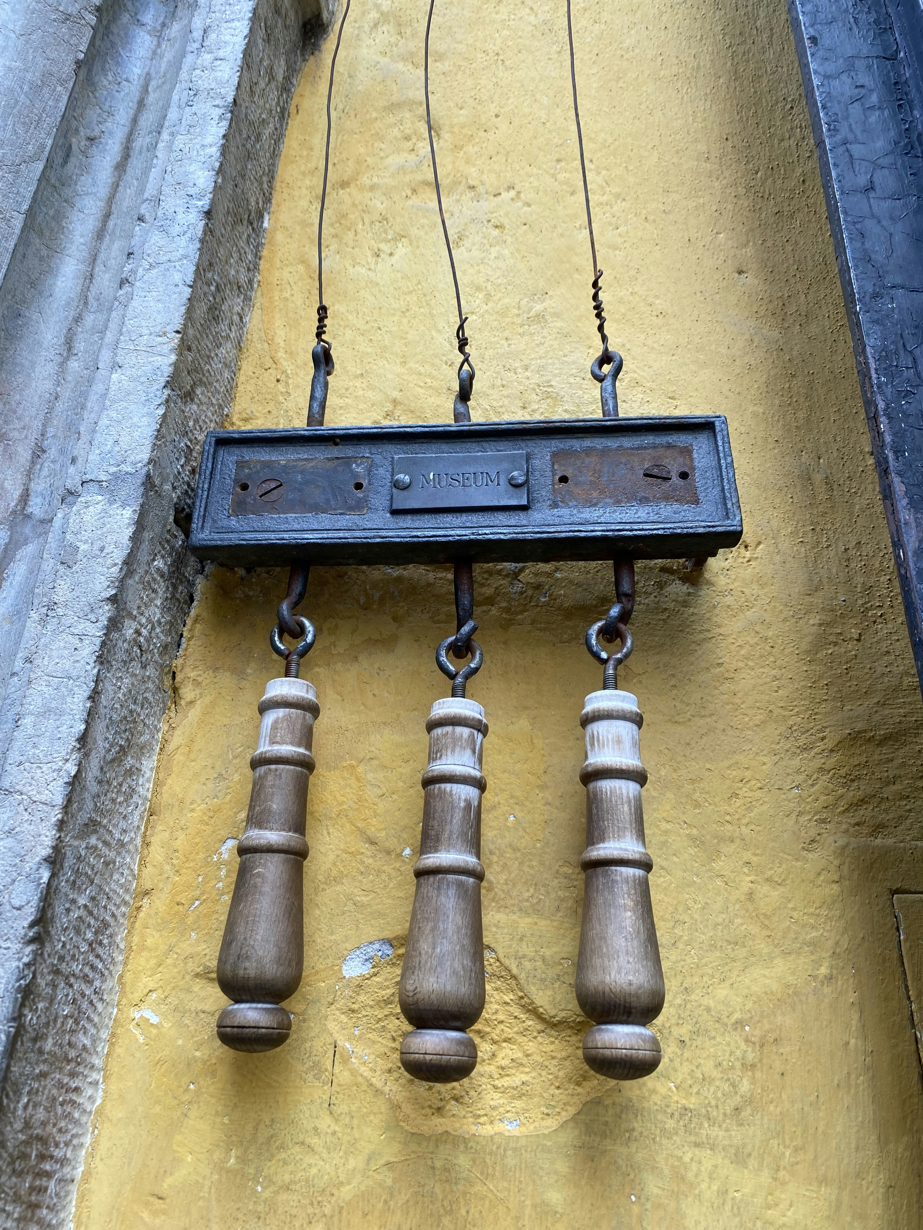 un oggetto metallico con una barra di metallo su di esso