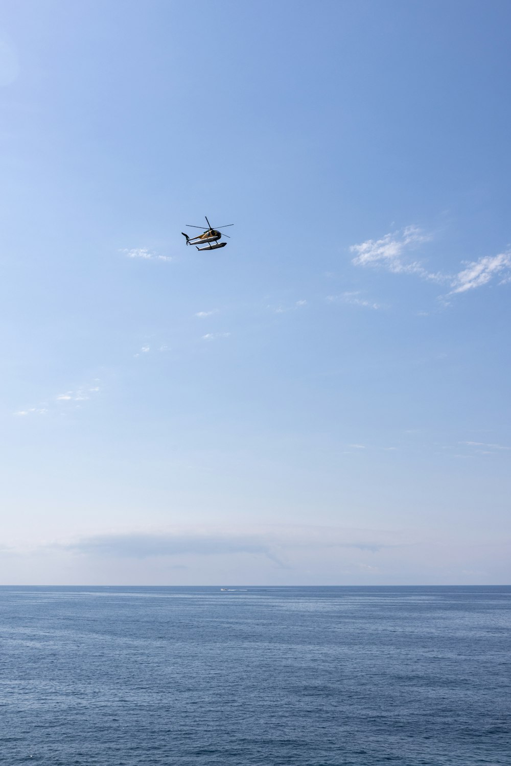 Ein Hubschrauber fliegt über den Ozean