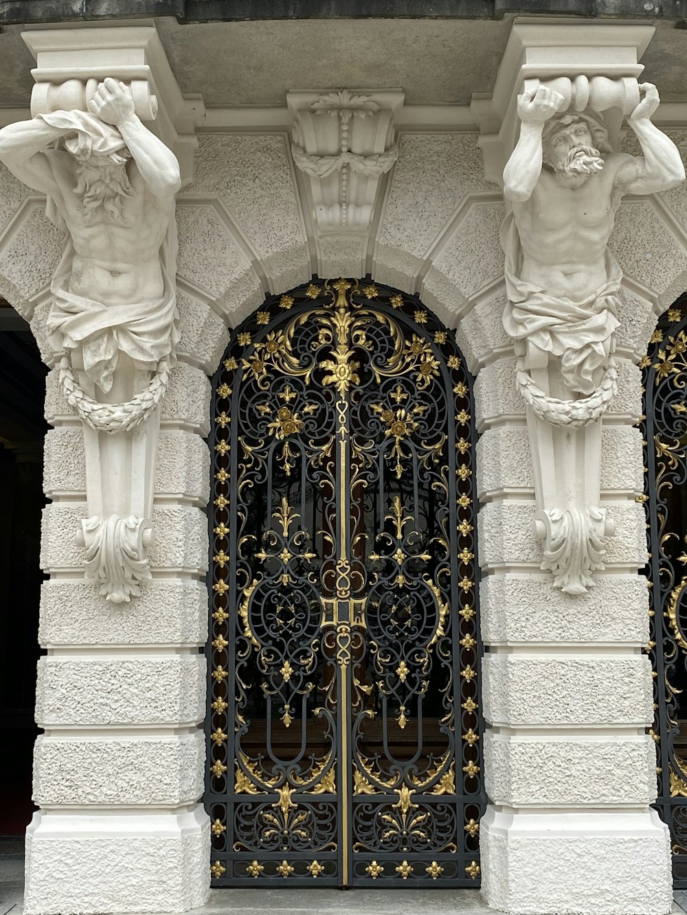 une porte avec des statues sur le côté