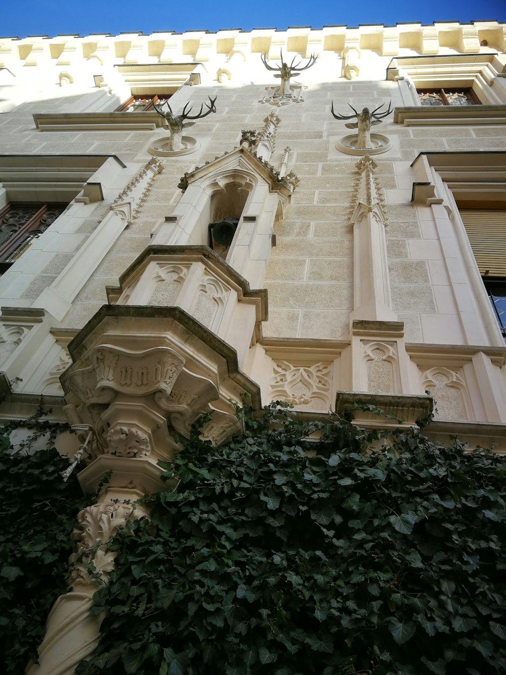 un bâtiment avec un grand escalier