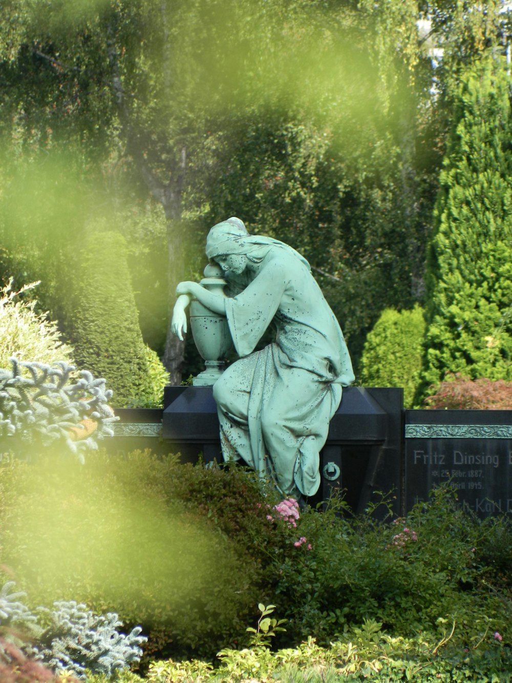 a statue of a woman and a man kissing