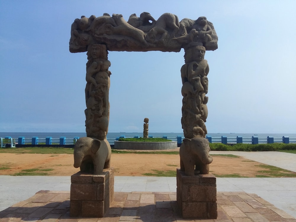 une statue d’un groupe de personnes