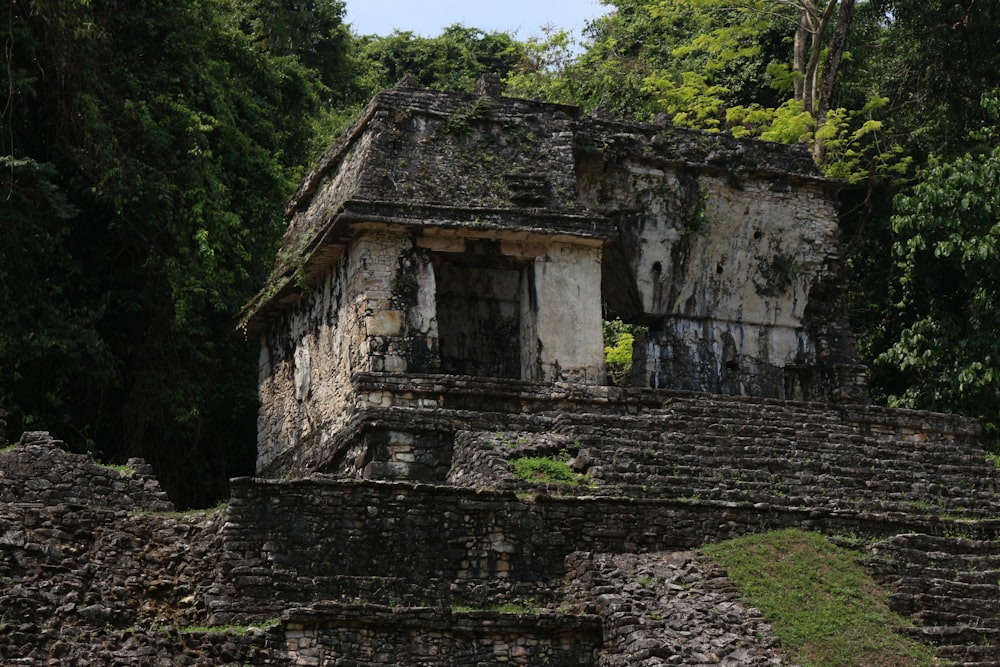 Un edificio de piedra con escaleras