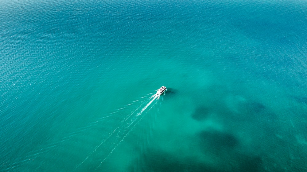 um barco na água