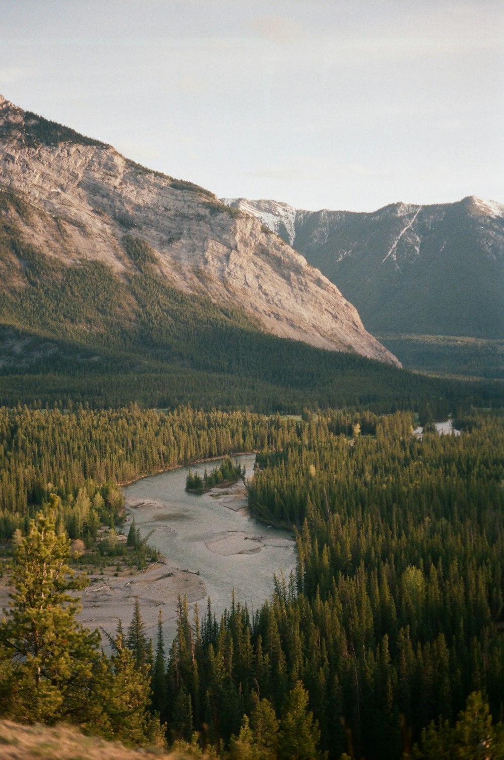 une rivière qui coule à travers une vallée entre les montagnes