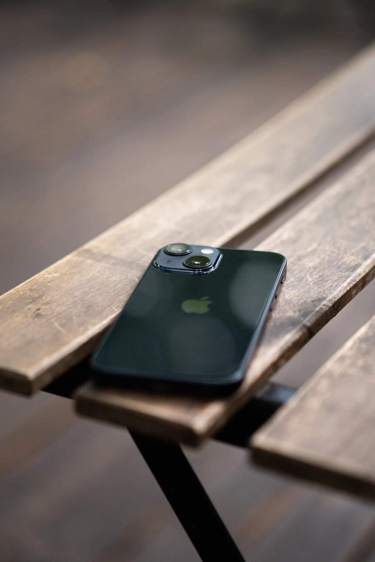 Smartphone auf einem Tisch als Symbol für eine bewusste Bildschirmpause am Abend