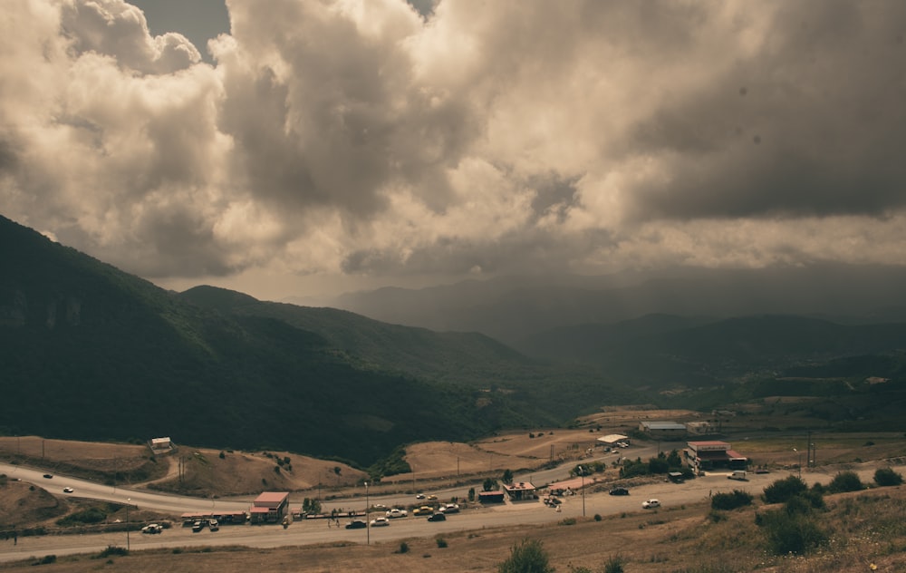 uma paisagem com colinas e carros