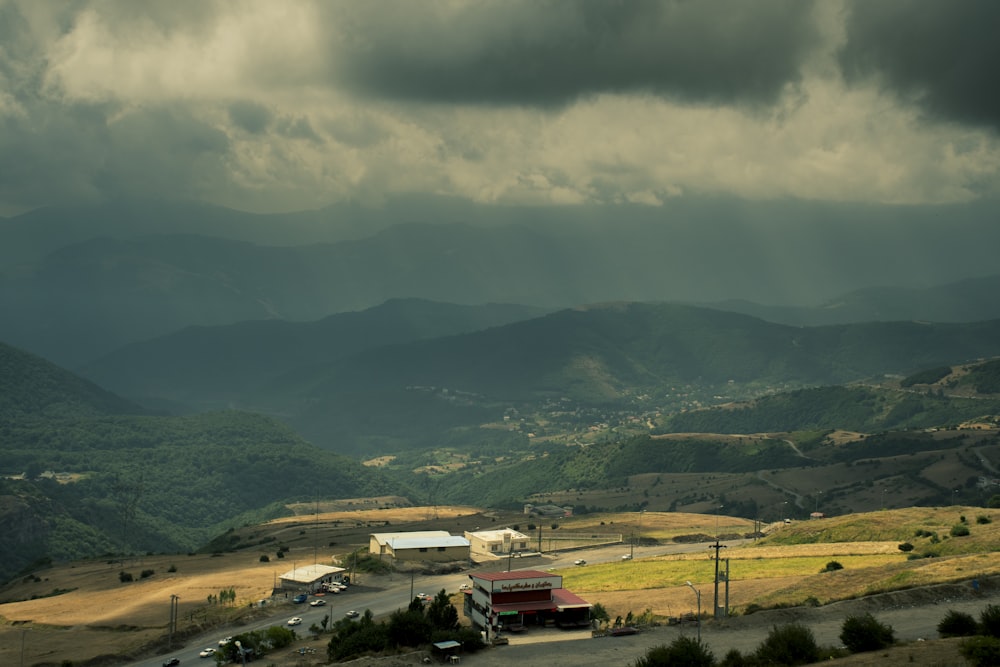 ein großes Feld mit Gebäuden und Bäumen