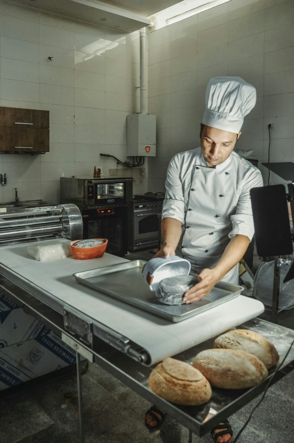 Un chef haciendo pan en una cocina