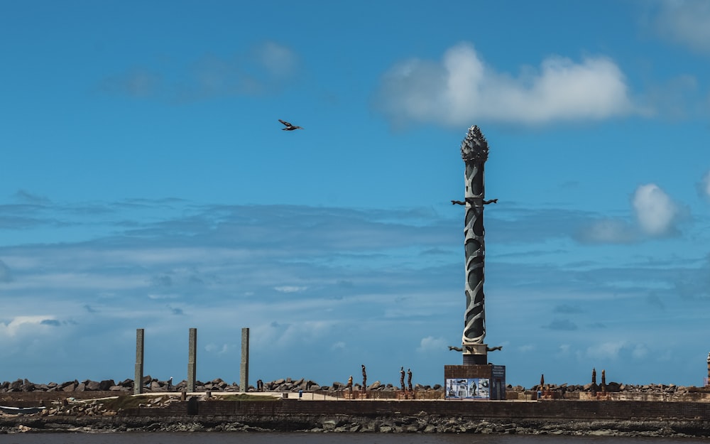 uma estátua de uma pessoa segurando uma tocha na frente de uma cidade