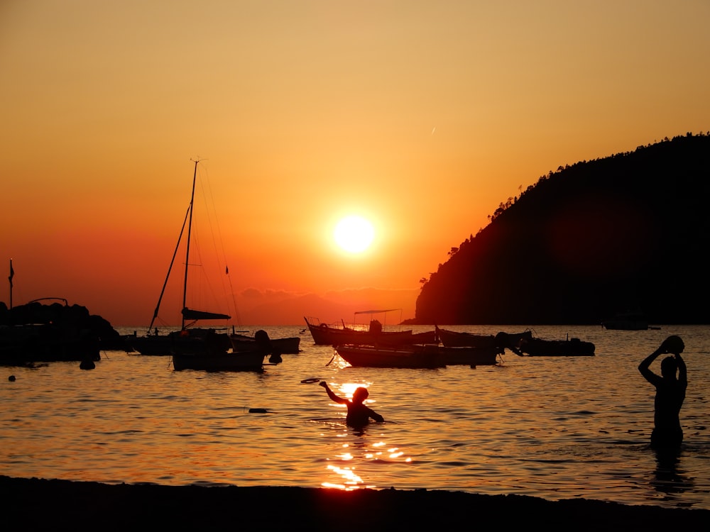 Eine Person, die ein Foto von einem Sonnenuntergang macht