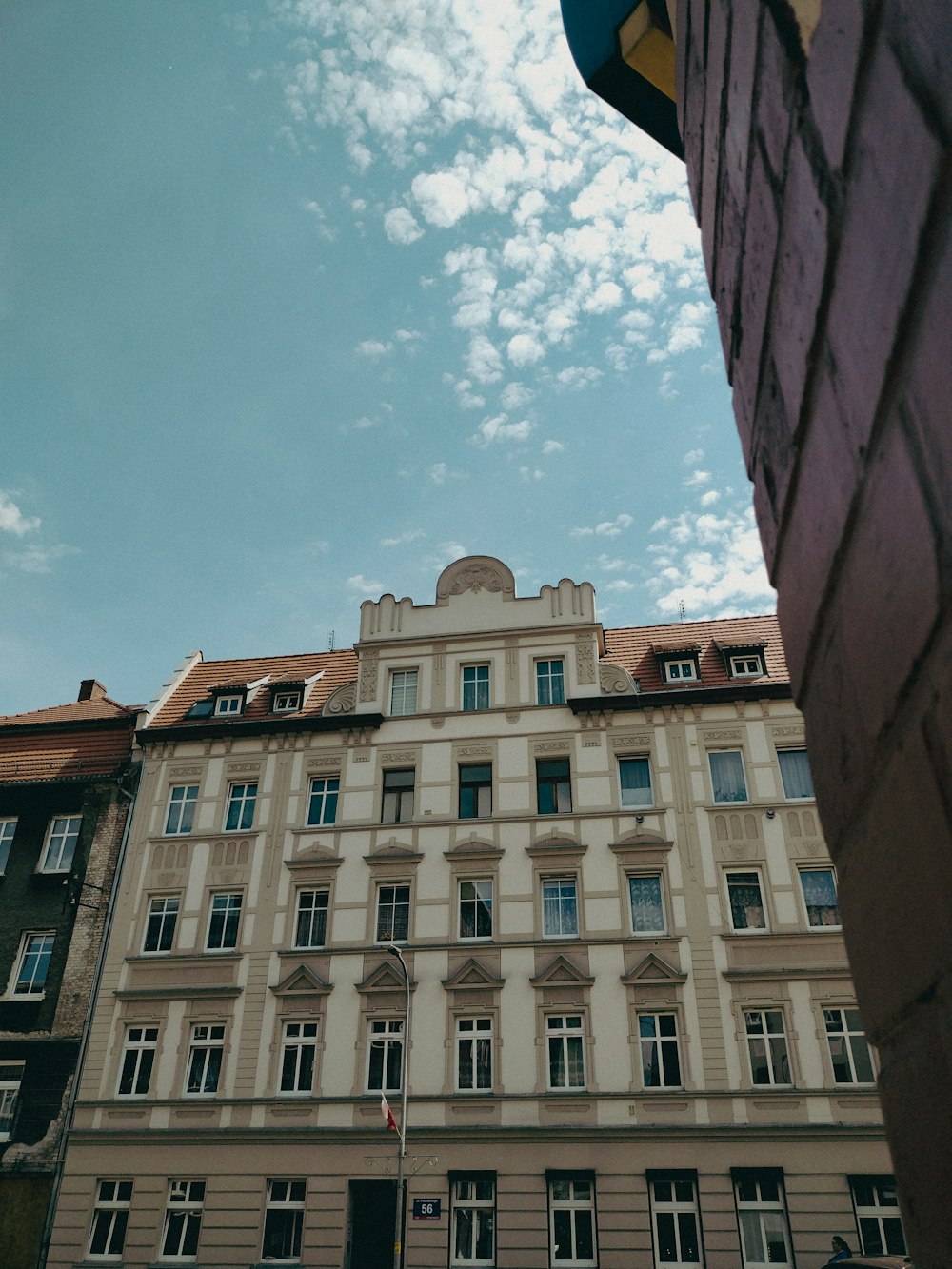 un edificio con una grande statua di fronte