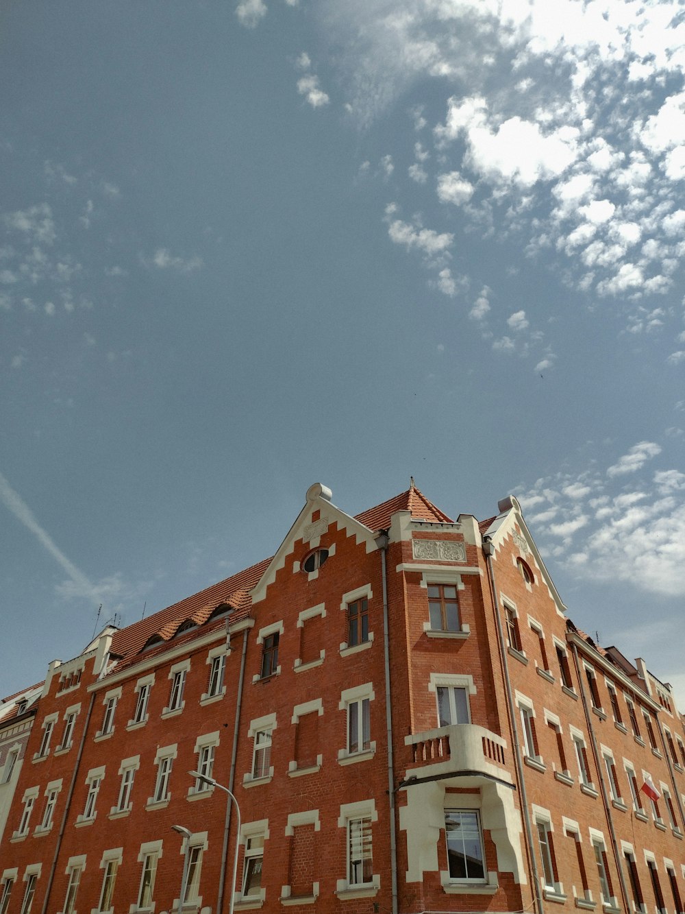 Un edificio con un cielo nuvoloso