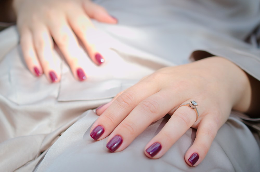 Die Hände einer Frau mit lackierten Nägeln