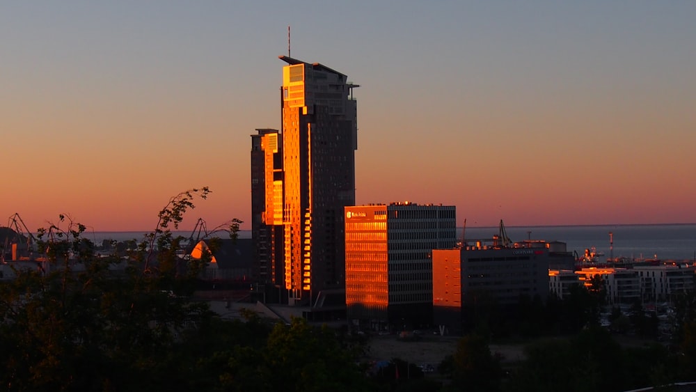 Eine Stadt mit hohen Gebäuden