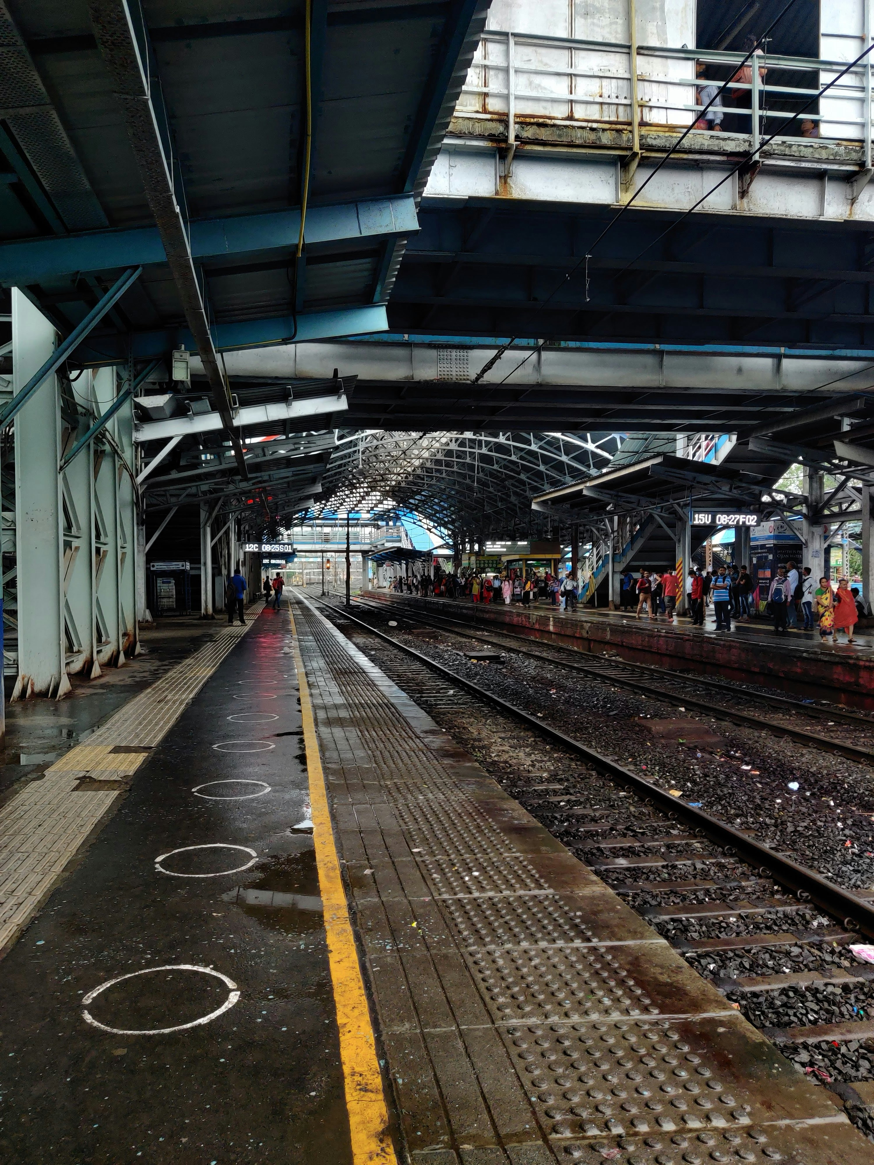 A train station with people waiting photo – Free Bandra Image on Unsplash